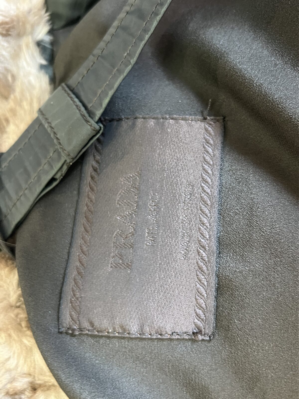 Doudoune kaki Prada - seconde main BLUXE Geneve