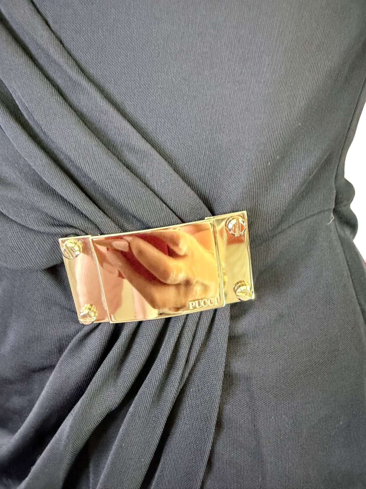 Élégante et féminine, cette robe Emilio Pucci séduit par sa coupe drapée qui structure la silhouette avec raffinement. Son coloris gris anthracite apporte une allure sobre et sophistiquée, idéale pour une tenue habillée ou une soirée. Robe Emilio Pucci, Très bon état